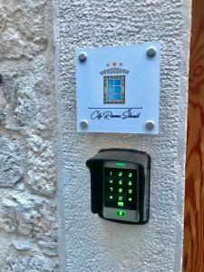 un téléphone portable sur le côté d'un mur dans l'établissement City Rooms Šibenik, à Šibenik