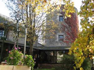 an old stone building with ivy on it at Le Relais de la Tour in La Chaussée-Saint-Victor