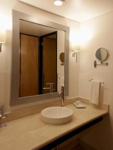 Un baño de Hotel & Suites PF