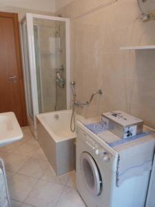 La salle de bains est pourvue d'un lave-linge et d'un lave-linge. dans l'établissement ASTI LOVELY APARTMENT, à Asti