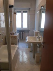 une salle de bain avec une baignoire et un lavabo et une baignoire dans l'établissement ASTI LOVELY APARTMENT, à Asti 17 autres photos