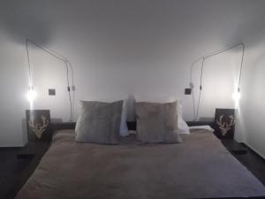una camera da letto con un letto con due luci sopra di Oh deer! a Vaux-sur-Sûre
