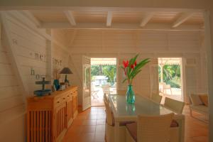 eine Küche mit einem Tisch und einer Blumenvase darauf in der Unterkunft Villa avec piscine au Cap Est (MQFR35) in Le François