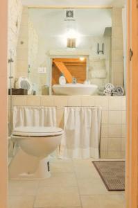 オストゥーニにあるLoft di Letiziaのバスルーム(トイレ、洗面台付)