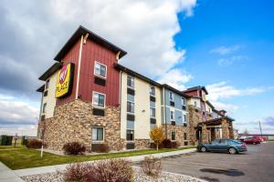 un hotel con un coche aparcado delante de él en My Place Hotel-Fargo, ND, en Fargo