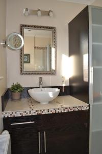 a bathroom with a sink and a mirror at Bines Hues in List