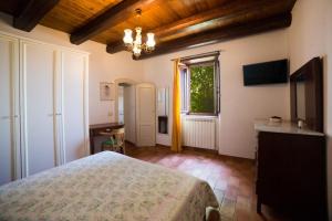 una camera con letto e finestra di B&B Borgo Marano a Cupra Marittima