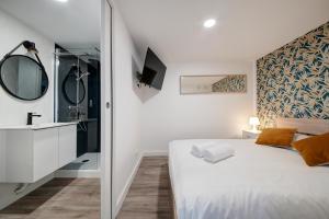 1 dormitorio con cama blanca, lavabo y espejo en My Toul'House Morhange, en Toulouse