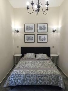 - une chambre avec un lit et trois photos sur le mur dans l'établissement Beautiful apartment Rue De La Croix Vieux Nice, à Nice