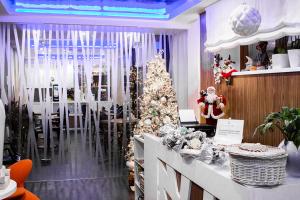a christmas store with a christmas tree in a room at B&B Luna Per Te in Rocca di Cambio