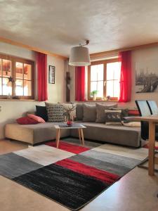 een woonkamer met een bank en een tapijt bij Rüf Stefanie in Au im Bregenzerwald