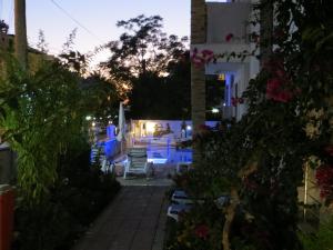 - une vue sur le patio la nuit avec des lumières bleues dans l'établissement Stella Classic Apartments, à Fethiye