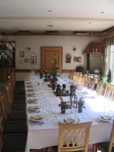 una mesa larga con platos y copas de vino. en Heitmann`s Gasthof en Kirchlinteln