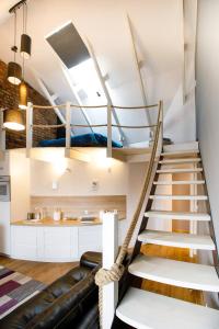 przebudowa loftu ze schodami i salonem w obiekcie Apartamenty Vilda w Poznaniu