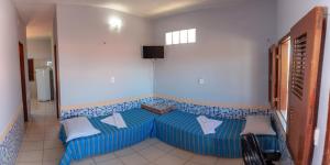 sala de estar con 2 sofás y TV en Pousada Fortaleza, en Canoa Quebrada
