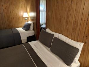 Säng eller sängar i ett rum på Lakeview Motel