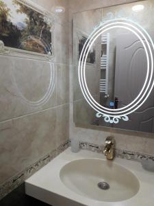 Ένα μπάνιο στο 1 Room Deluxe Apartment in Bakuriani