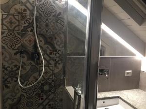 ein Bad mit einer Dusche und einer Glastür in der Unterkunft la petite maison in Aosta