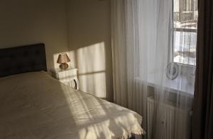 a bedroom with a bed and a window at Centro apartamentai in Birštonas