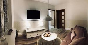 una sala de estar con un sofá y una mesa en Apartments The Space, en Drawsko Pomorskie