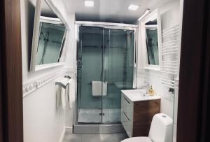 Un baño con ducha, inodoro y lavabo. en Apartments The Space, en Drawsko Pomorskie 30 fotos más