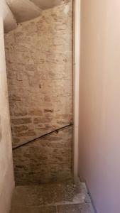 una habitación vacía con una pared de piedra en una habitación en Studio Nîmes Centre, en Nimes