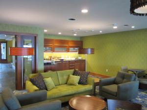 un soggiorno con divano e sedie e una cucina di Inn on the Harbour a Prince Rupert