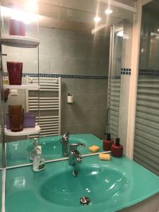 bagno con lavandino verde e specchio di Cosy T2 mezzanine pour 4 personnes a Cauterets