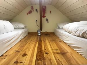 Zimmer mit 2 Betten und Holzboden in der Unterkunft Cosy T2 mezzanine pour 4 personnes in Cauterets