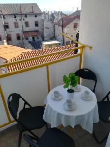 una mesa y sillas en un balcón con vistas en Apartment Antonela en Šibenik