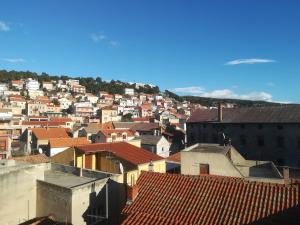 vistas a una ciudad con techos rojos en Apartment Antonela en Šibenik