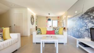 a living room with a white couch and a table at Lux residence sea in Arroio