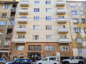 ブラチスラヴァにあるCentral apartments by Koveeの車が目の前に停まった高い建物