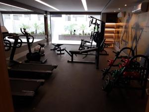 un gimnasio con cintas de correr y bicicletas estáticas en una habitación en Apartamento Excelente Tambaú, en João Pessoa