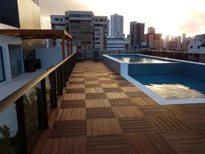 un balcón con piscina en la parte superior de un edificio en Apartamento Excelente Tambaú, en João Pessoa