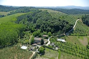 widok z powietrza na dom w środku pola w obiekcie Podere Val di Gallo w mieście Poggibonsi