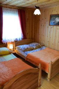 Ένα ή περισσότερα κρεβάτια σε δωμάτιο στο Domki Jaśmin 781-012-181