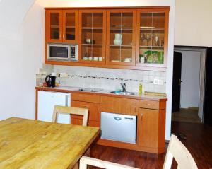 A kitchen or kitchenette at Gewölbezimmer am Marktplatz