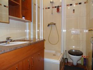 A bathroom at Gewölbezimmer am Marktplatz
