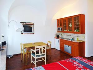 a kitchen and dining room with a table and a dining room at Gewölbezimmer am Marktplatz in Gmunden