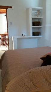 - une chambre avec un lit, une table et des chaises dans l'établissement La Cabañita de Tilcara, à Tilcara