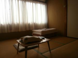 Postel nebo postele na pokoji v ubytování Kakiya Ryokan
