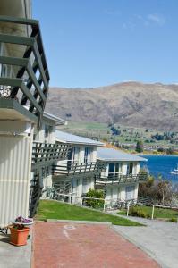 eine Reihe von Häusern mit Blick auf das Wasser in der Unterkunft Panorama Court in Wanaka