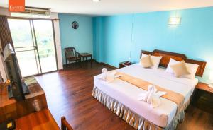 Postel nebo postele na pokoji v ubytování Wiangwalee Hotel