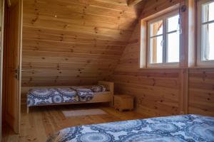 מיטה או מיטות בחדר ב-Wrzosowe Zacisze
