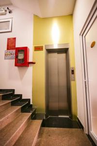 um corredor com escadas rolantes e um elevador num edifício em SUNNY HOTEL em Quy Nhon