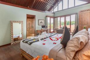 uma sala de estar com um sofá e um espelho em Solo Villas & Retreat em Ubud