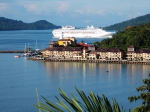 una nave da crociera è attraccata in un porto di Sari Village Jungle Retreat a Pantai Cenang
