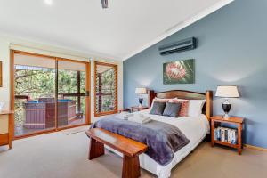 a bedroom with a bed and a window at Ravensbourne Escape-Tree Tops in Ravensbourne