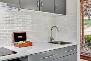 Dapur atau dapur kecil di Ravensbourne Escape-Tree Tops